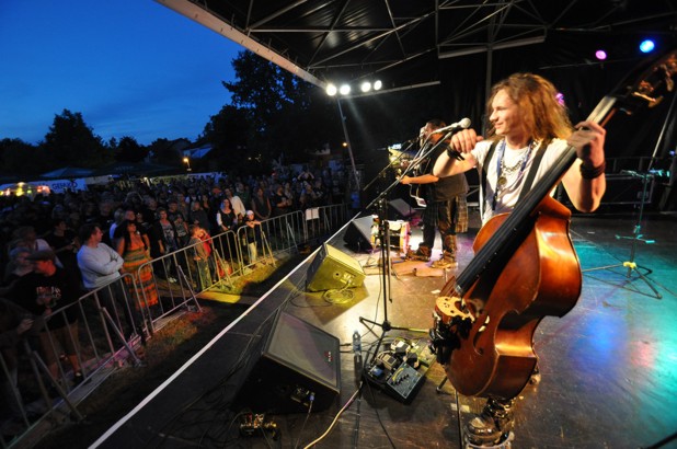 Acoustic Revolution beim Folk am Neckar Festival